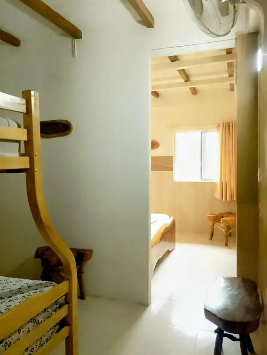 Litera de madera con vista a un segundo dormitorio